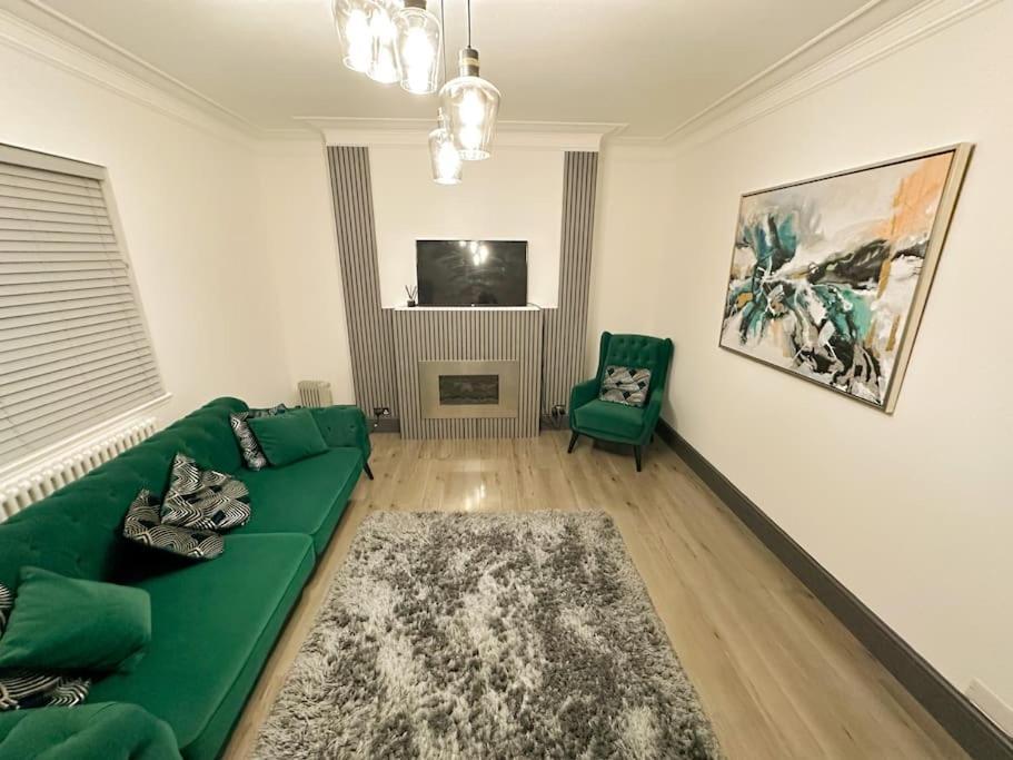 Beautiful Cosy 2 Bed Whole Flat Apartment *