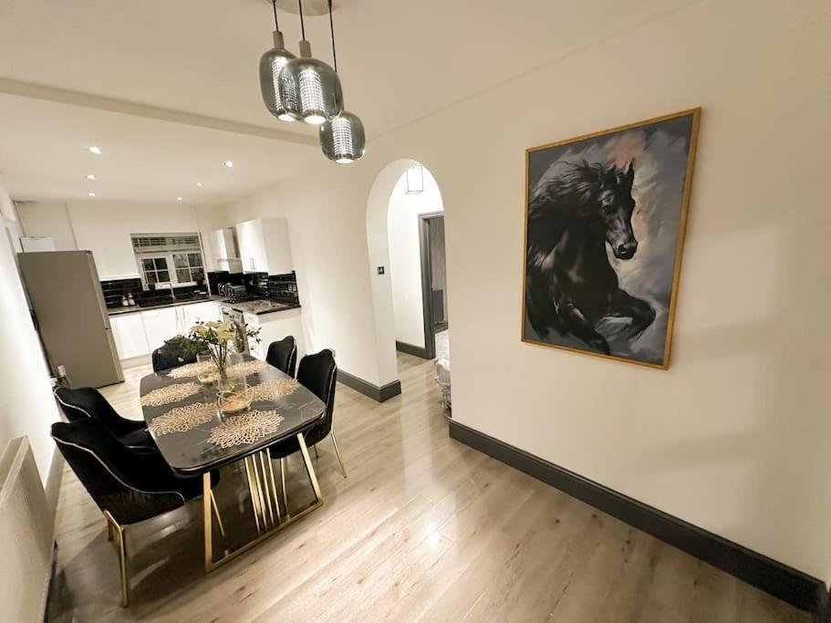 Beautiful Cosy 2 Bed Whole Flat * London